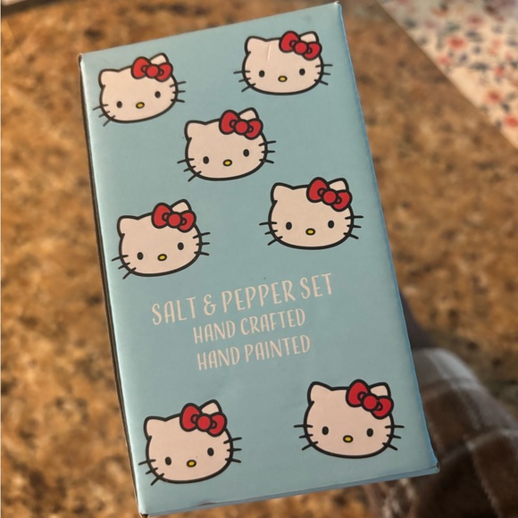 Hello Kitty Ceramic Salt and Pepper Shakers - Picture 4 of 4